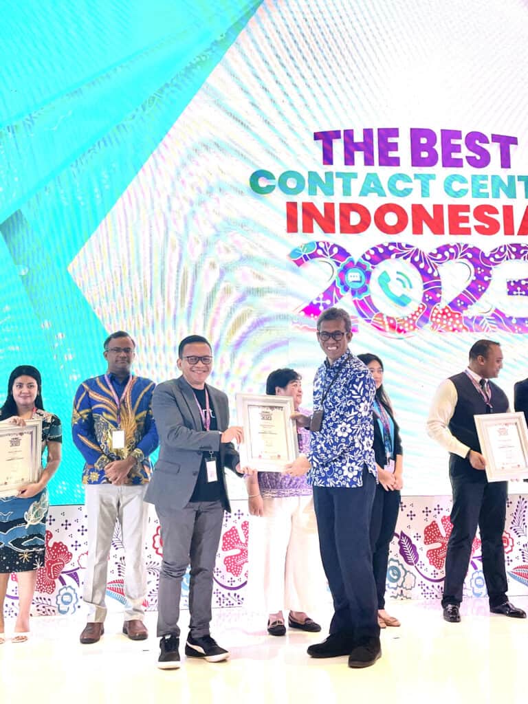Penerimaan penghargaan kepada Agung Susanto sebagai salah satu speaker dalam ajang ajang "The Best Contact Center Indonesia 2023"